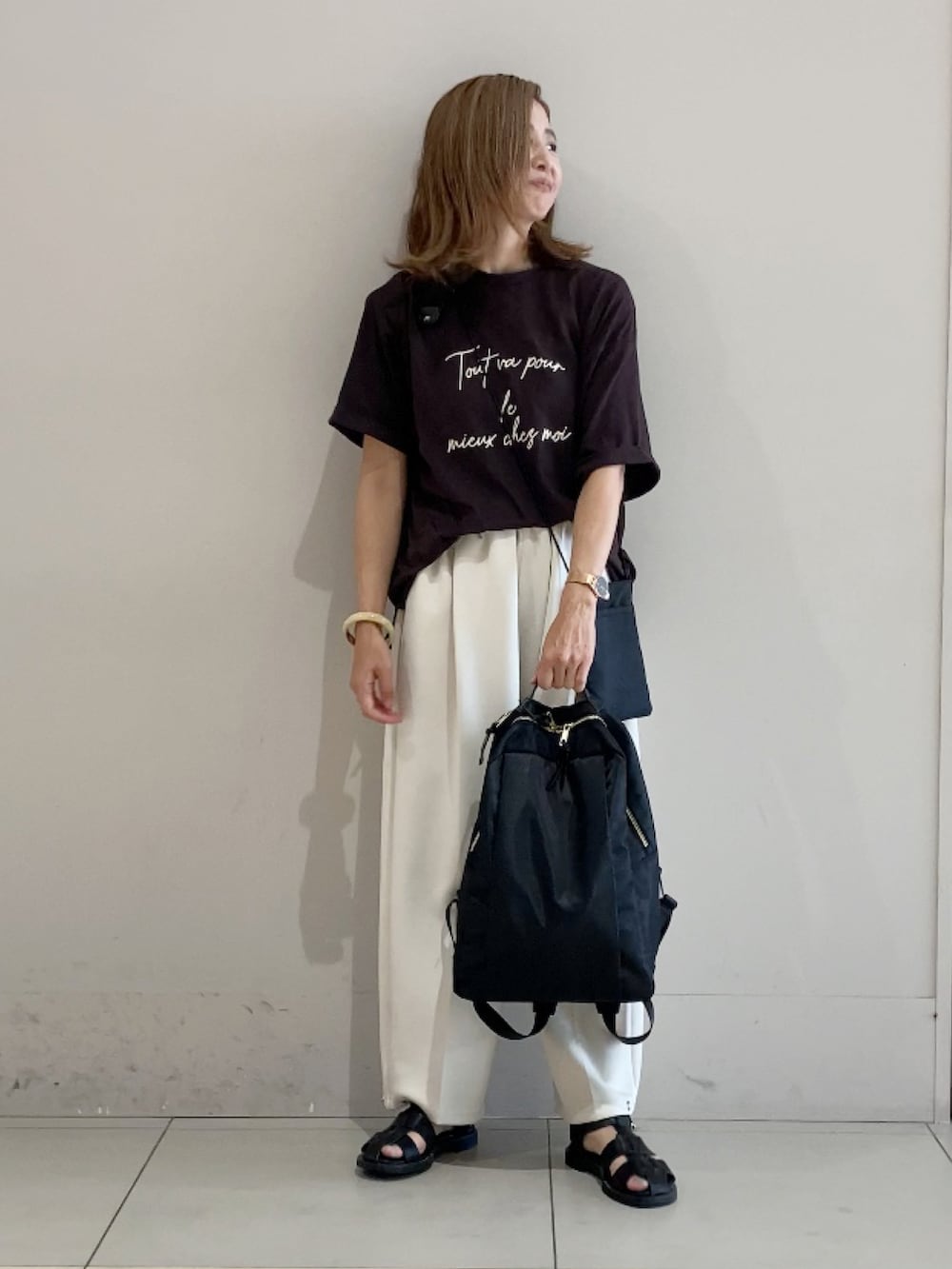 ブラウン系のTシャツ/カットソー、ホワイト系のその他パンツ、ブラック系のサンダルを着用したレディースの夏コーディネートの2枚目の写真