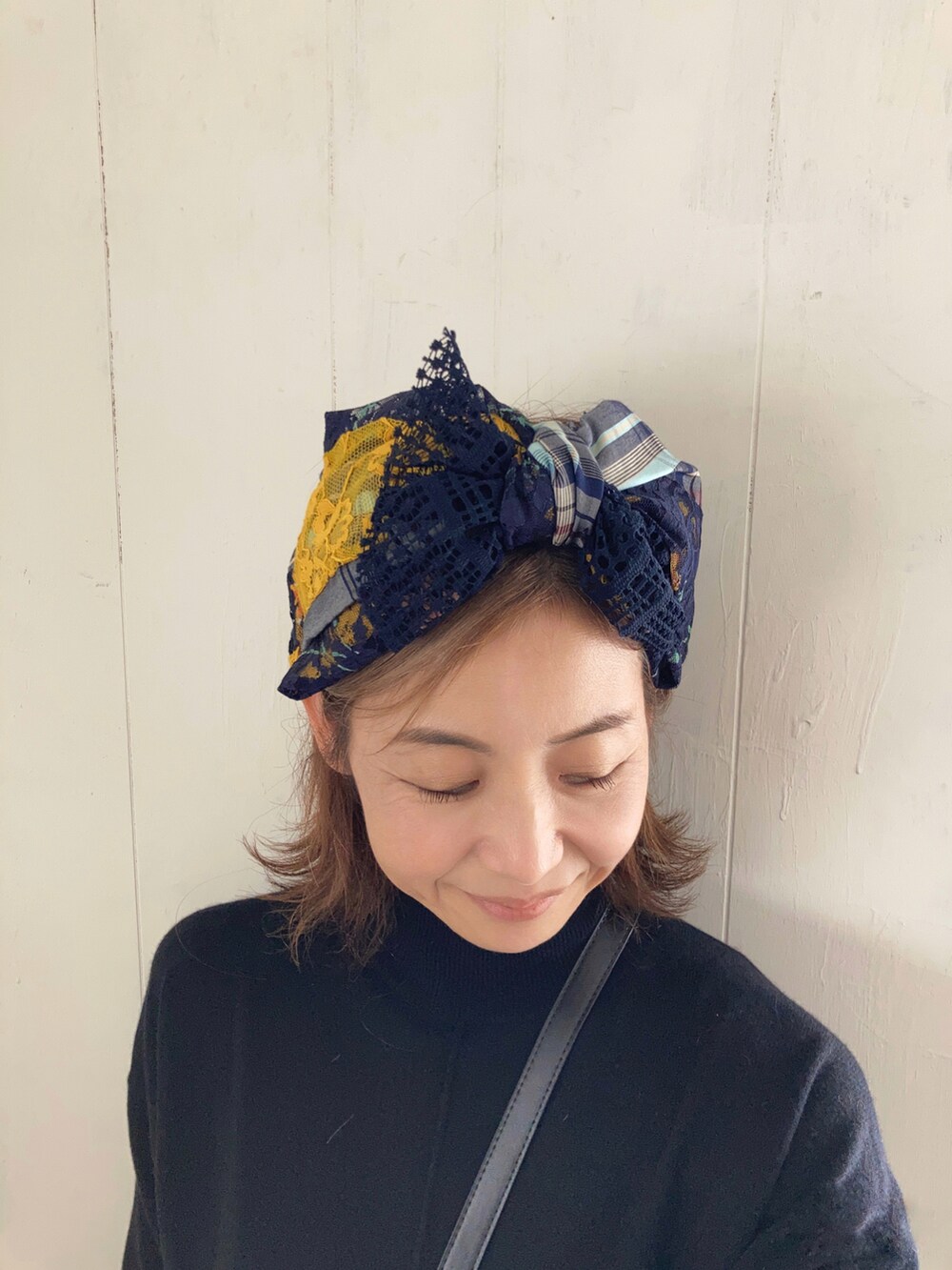 ブラック系のワンピース、ブラウン系のショルダーバッグ、ブラウン系のブーツを着用したレディースの秋コーディネートの2枚目の写真