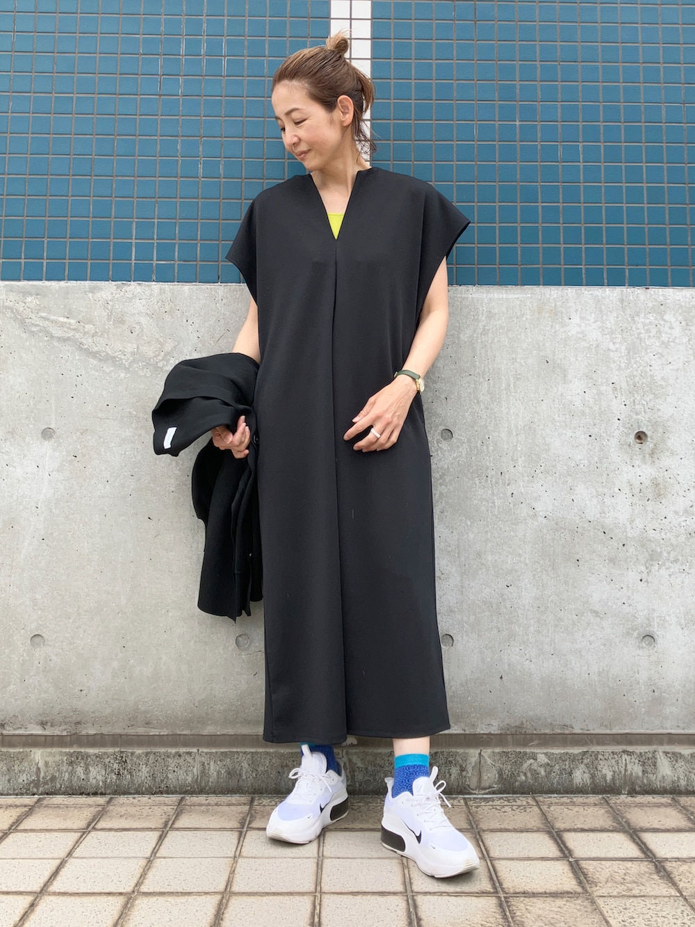 ブラック系のワンピース、ホワイト系のスニーカー、ホワイト系のリングを着用したレディースの春コーディネートの4枚目の写真