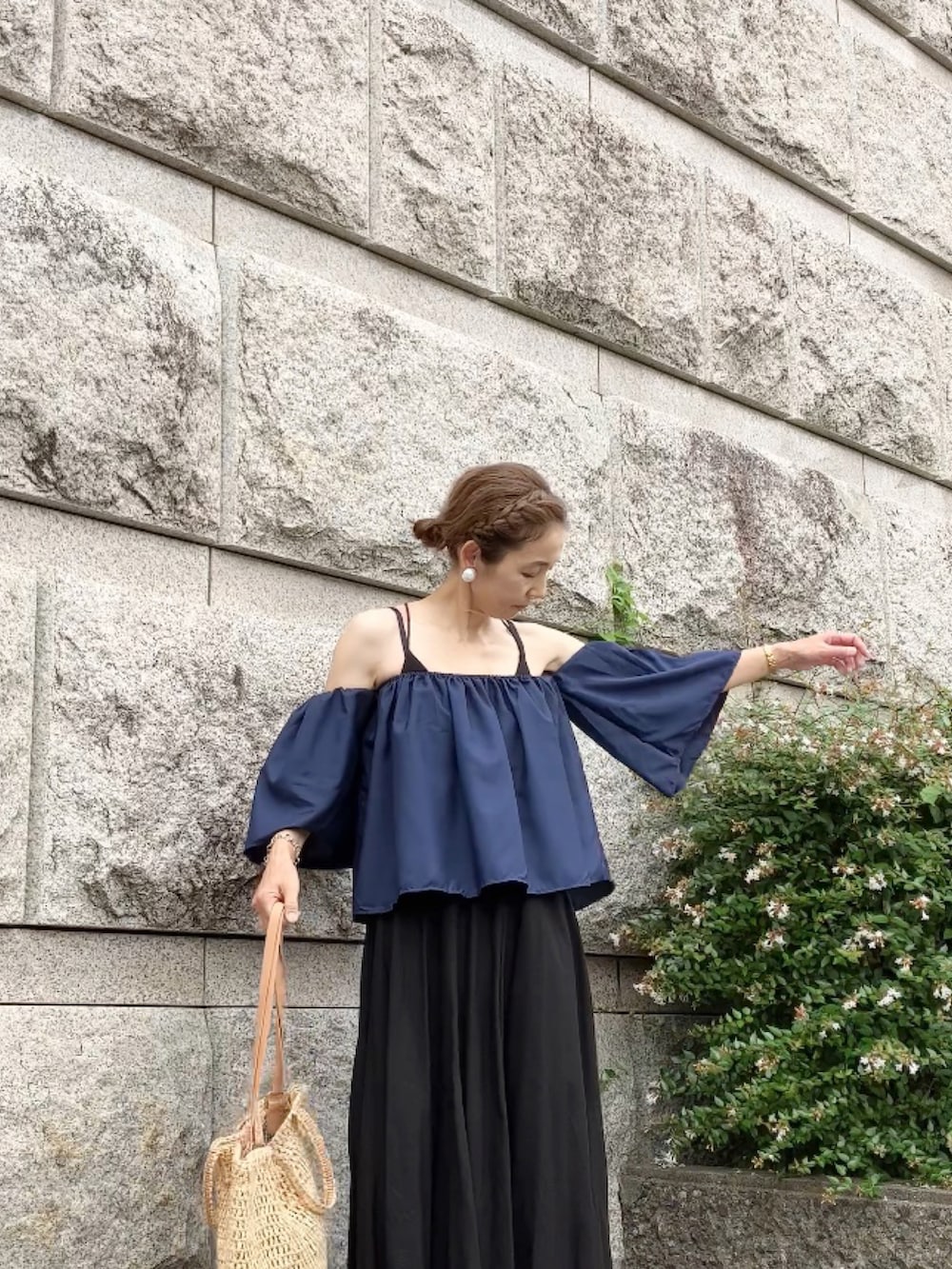 ブルー系のその他トップス、ブラック系のワンピース、ベージュ系のバッグを着用したレディースの夏コーディネートの3枚目の写真