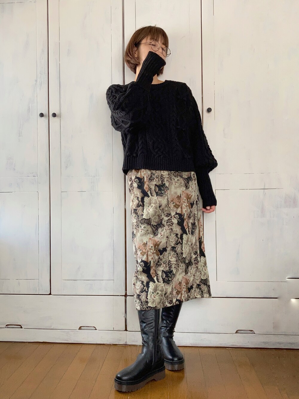 ベージュ系のダウンジャケット/コート、ブラック系のニット/セーター、ブラック系のスカートを着用したレディースの秋コーディネートの3枚目の写真