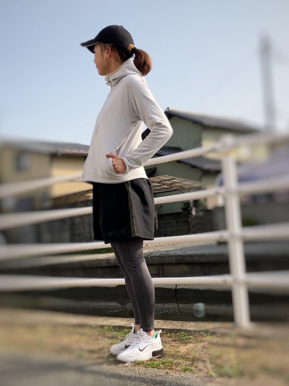 ブラック系のその他パンツ、グリーン系のソックス/靴下、パープル系のソックス/靴下を着用したレディースの春コーディネートの4枚目の写真