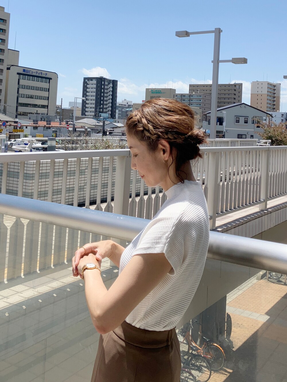 ブラウン系のスカート、ホワイト系のTシャツ/カットソー、ブラウン系のスーツセットを着用したレディースの夏コーディネートの3枚目の写真