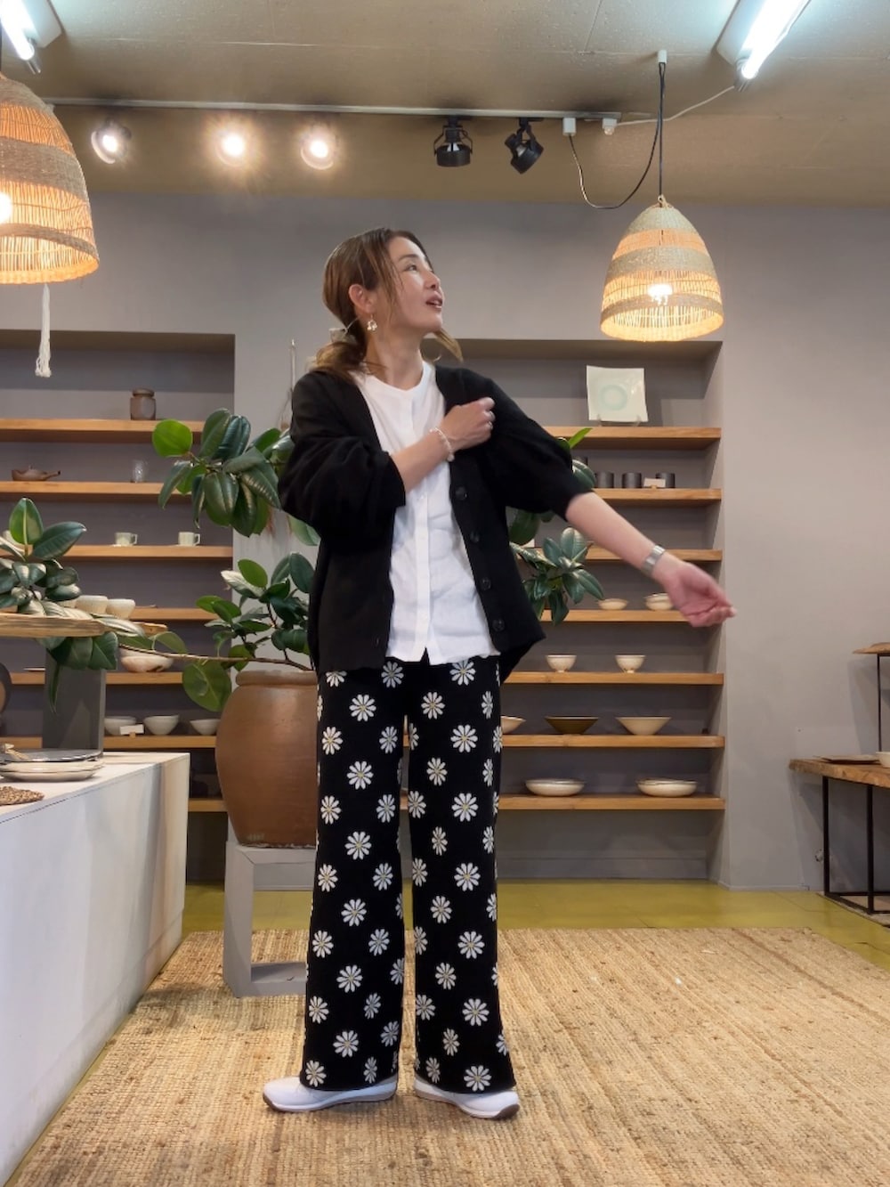 ブラック系のその他パンツ、ホワイト系のシャツ/ブラウス、ホワイト系のスニーカーを着用したレディースの春コーディネートの2枚目の写真