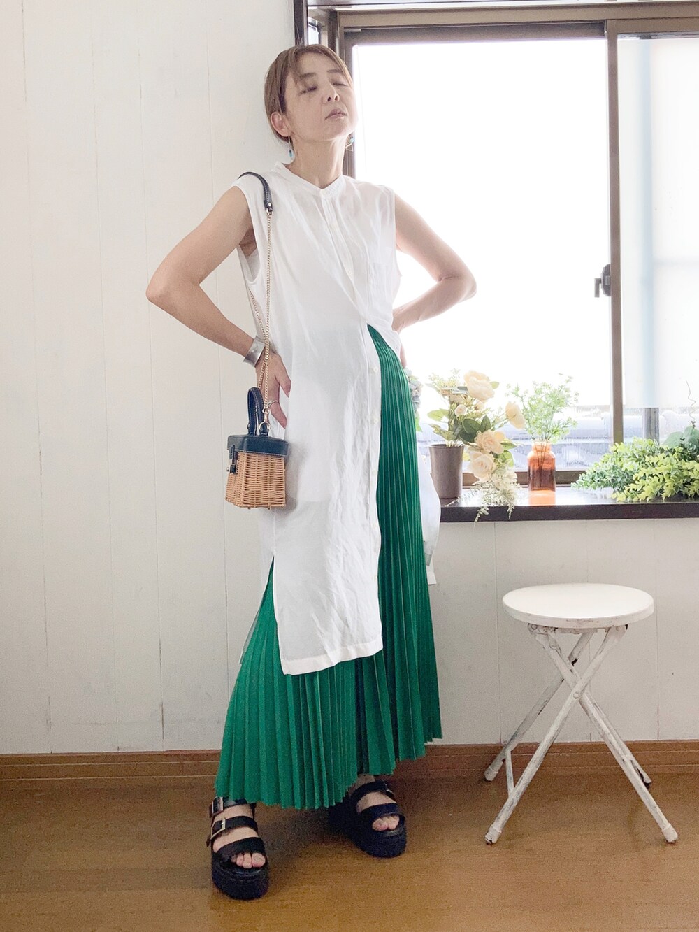 ホワイト系のシャツ/ブラウス、グリーン系のスカート、ブラウン系のかごバッグを着用したレディースの夏コーディネートの4枚目の写真