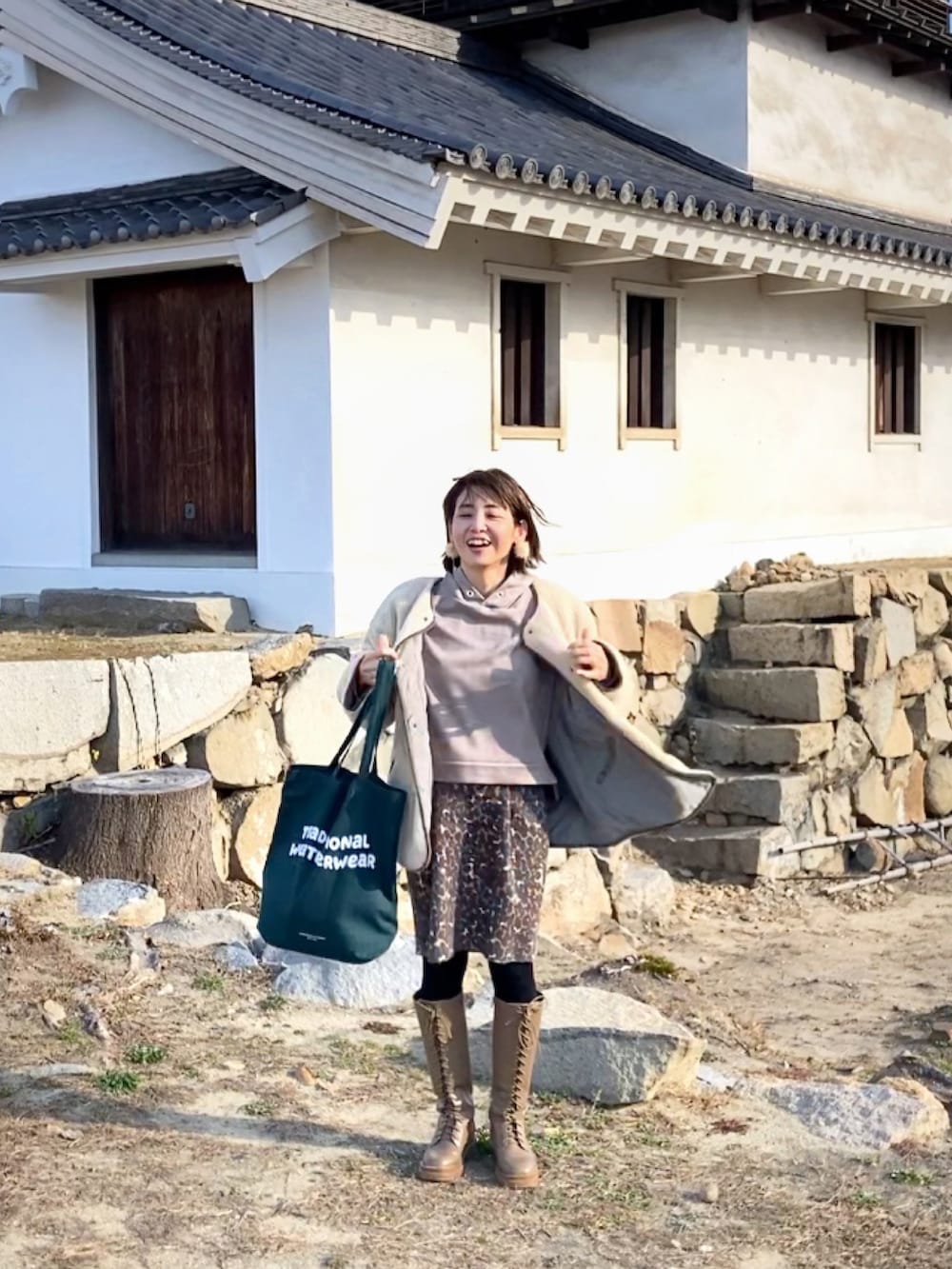 グリーン系のジャケット/アウター、ブラウン系のパーカー、ブラウン系のスカートを着用したレディースの冬コーディネートの2枚目の写真