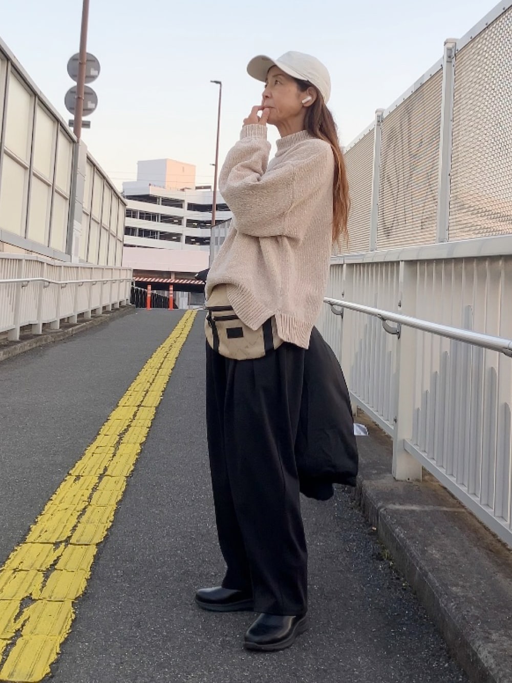 その他のショルダーバッグ、ベージュ系のニット/セーター、ベージュ系のキャップを着用したレディースの冬コーディネートの3枚目の写真