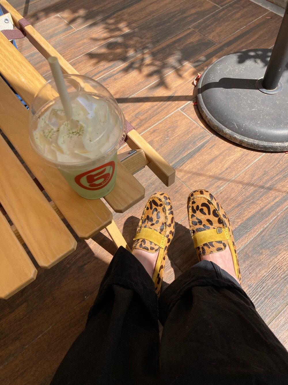 ベージュ系のローファー、ブラック系のサロペット/オーバーオール、ベージュ系のTシャツ/カットソーを着用したレディースの春コーディネートの3枚目の写真