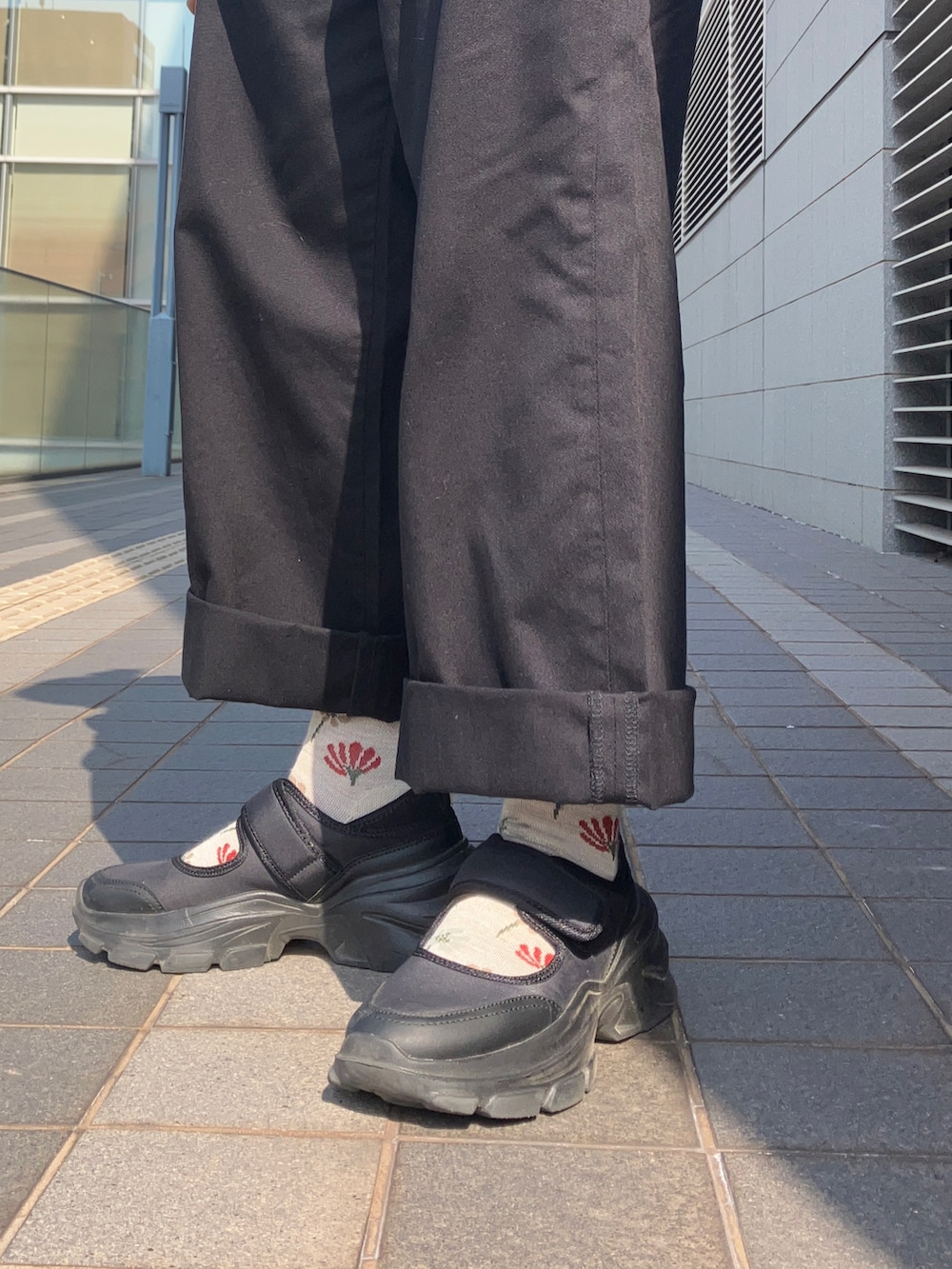 「Lee、リー、サロペット、オーバーオール、オールインワン、お仕事コーデ、40代ファッション、ZARA、Sockwell」|「Leeの【さらっと着れる】Lee/リー リラックスサロペット(サロペット/オーバーオール、ブラック系)」を使った、まゆみんさん(レディース・160cm)の春コーディネートの3枚目の写真