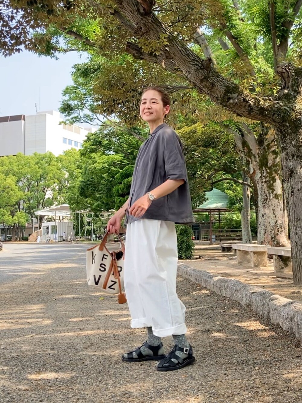「チビ襟、ちびえり、リネン、リネンブラウス、Crea delice、クレアデリス、着圧ソックス、柄ソックス、サンダルに靴下、ソックウェル、Sockwell、ロングソックス、ロゴトート、バケツバッグ、le sourire」｜「Crea deliceのちび衿前開きワイドブラウス ダークグレー（シャツ/ブラウス、グレー系）」を使った、まゆみんさん（レディース・160cm）の夏コーディネートの3枚目の写真