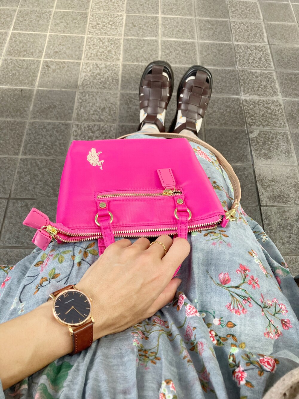 グレー系のワンピース/ドレス、ピンク系のショルダーバッグ、ベージュ系のパンツを着用したレディースの夏コーディネートの2枚目の写真