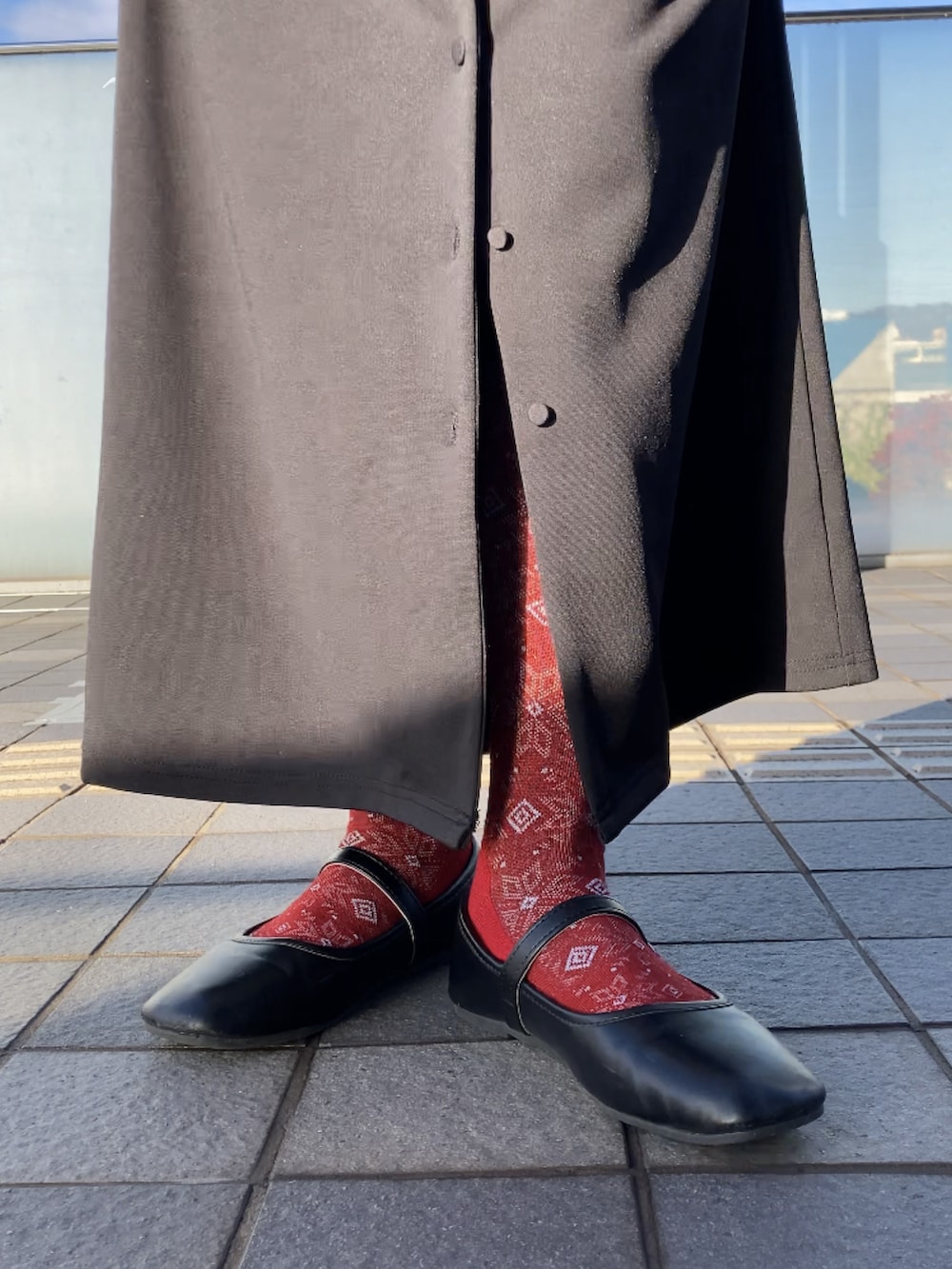 ブラック系のシャツ/ブラウス、ブラック系のジャンパースカート、グレー系のショルダーバッグを着用したレディースの秋コーディネートの2枚目の写真