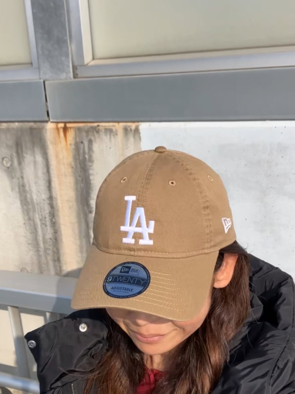 ベージュ系のキャップを着用したレディースの冬コーディネートの2枚目の写真