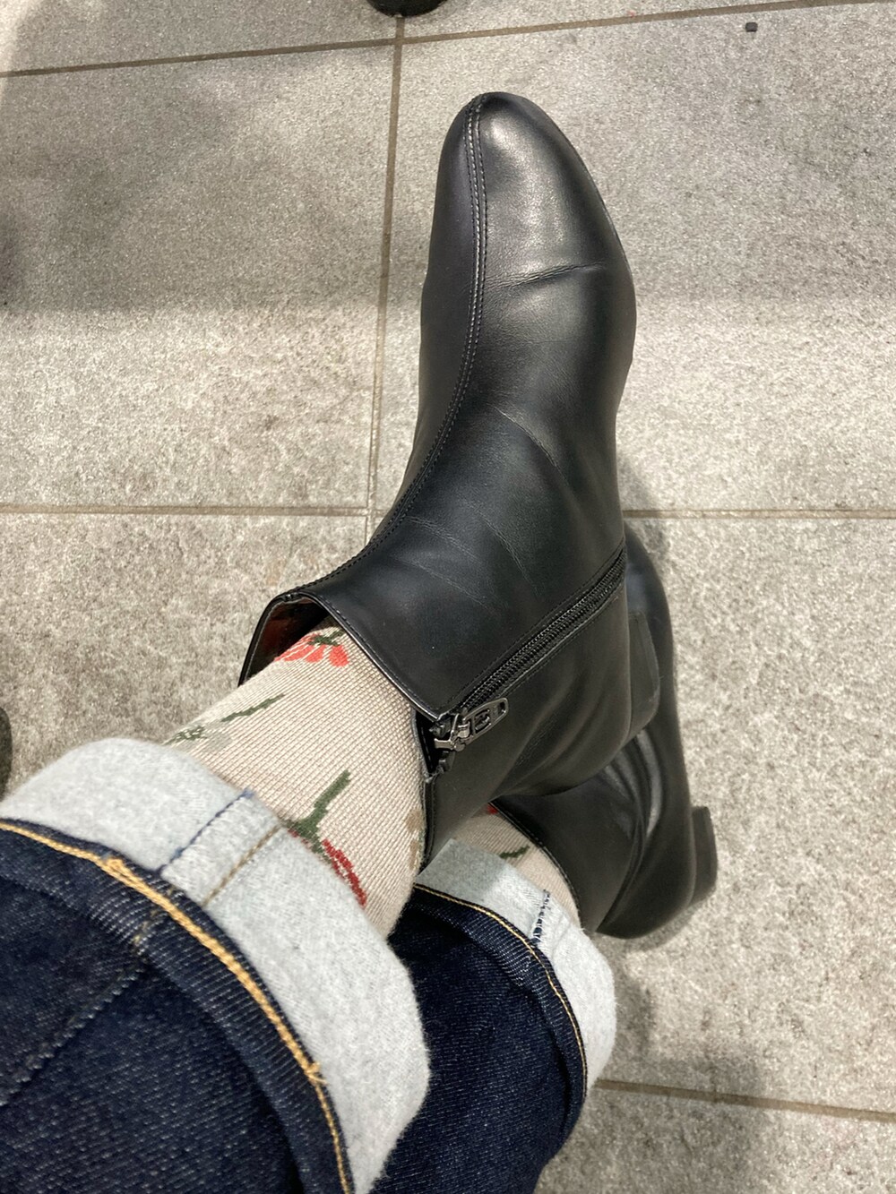 グリーン系のカーディガン/ボレロ、ブラック系のその他アウター、ブルー系のデニムパンツを着用したレディースの冬コーディネートの5枚目の写真