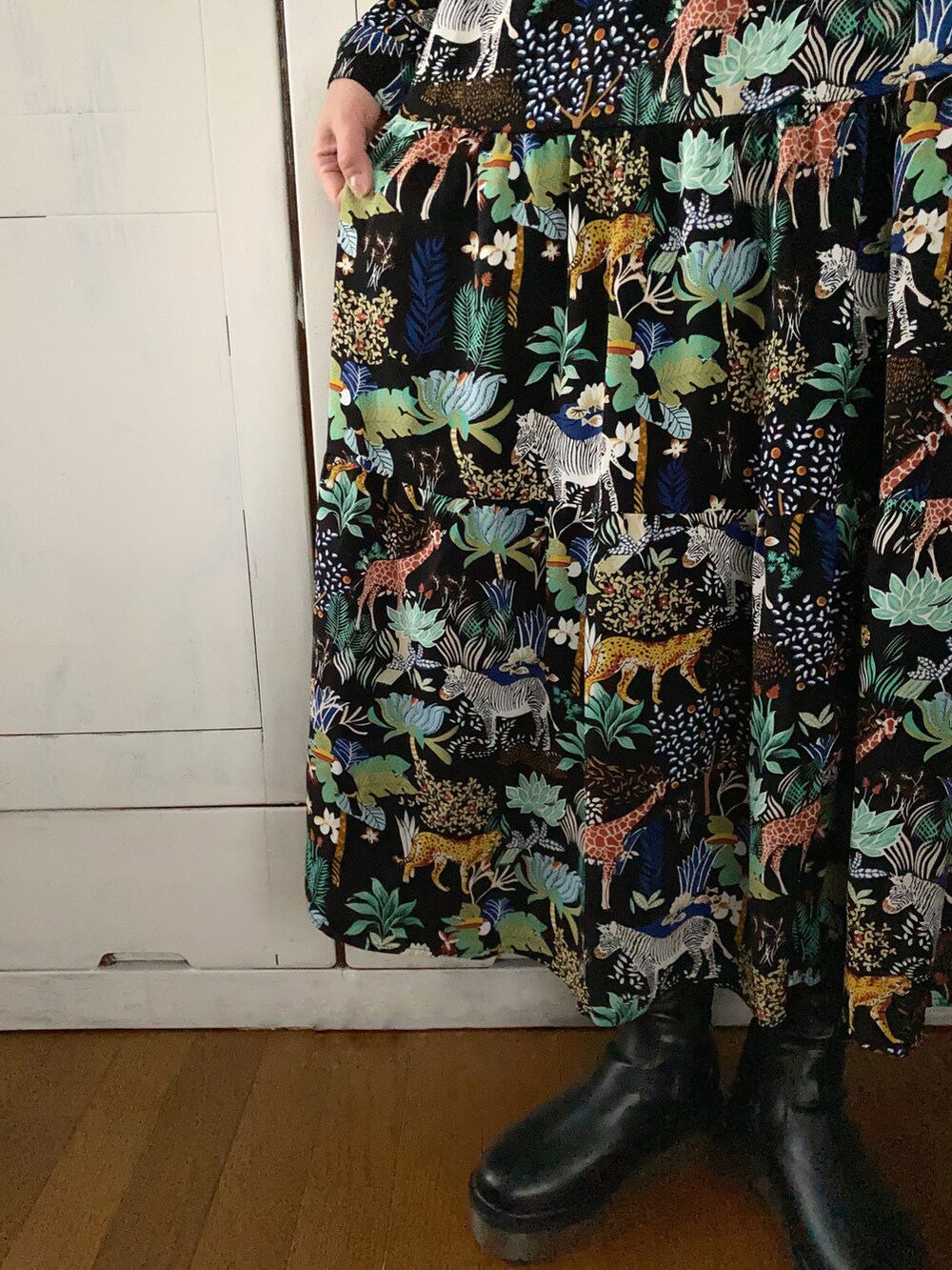 「manana、mananasuerte、クリスマスに着たい服、サファリ柄、動物モチーフ、動物柄、ティアードワンピース、ベレー帽、ロングブーツ、大人カジュアル」｜「manana suerteのサファリプリントワンピース（ワンピース、ブラック系）」を使った、まゆみんさん（レディース・160cm）の冬コーディネートの2枚目の写真