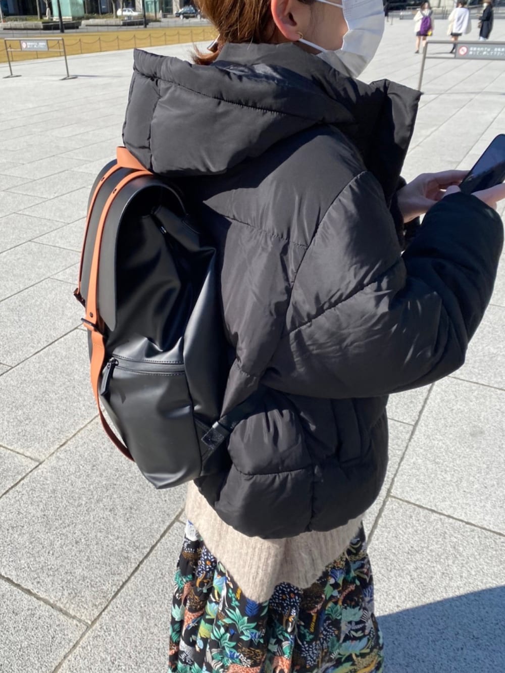 「旅行コーデ、出張、デート、サファリ、動物柄、ティアードワンピース、mananasuerte、エコダウン、apretro、サイドゴアブーツ、vivian、バックパック、リュック、GASTONLUGA、ガストンルーガ」|「manana suerteのサファリプリントワンピース(ワンピース、ブラック系)」を使った、まゆみんさん(レディース・160cm)の冬コーディネートの3枚目の写真