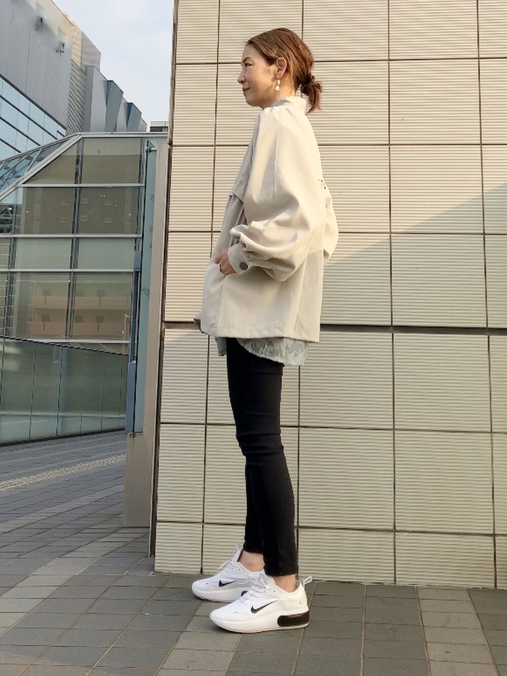 ベージュ系のその他アウター、ブルー系のシャツ/ブラウス、ブラック系のパンツを着用したレディースの春コーディネートの4枚目の写真