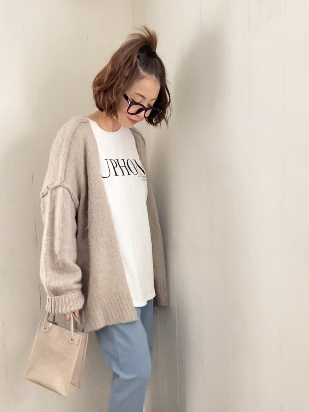 ブラック系のTシャツ/カットソー、ベージュ系のカーディガン/ボレロ、ブルー系のその他パンツを着用したレディースの冬コーディネートの3枚目の写真