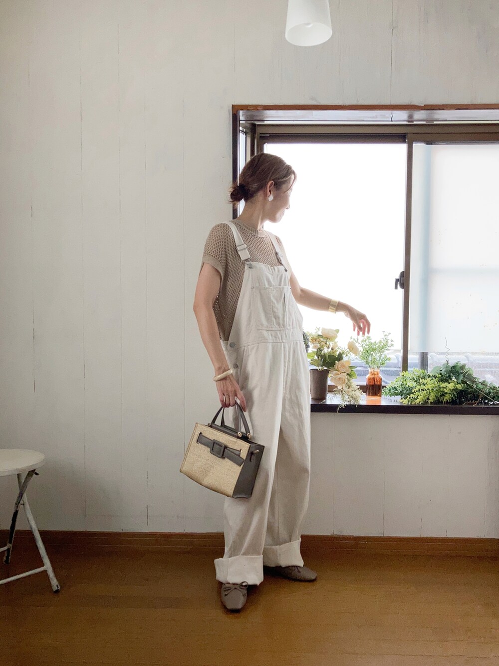 ホワイト系のサロペット/オーバーオール、ベージュ系のベスト、グレー系のハンドバッグを着用したレディースの夏コーディネートの2枚目の写真