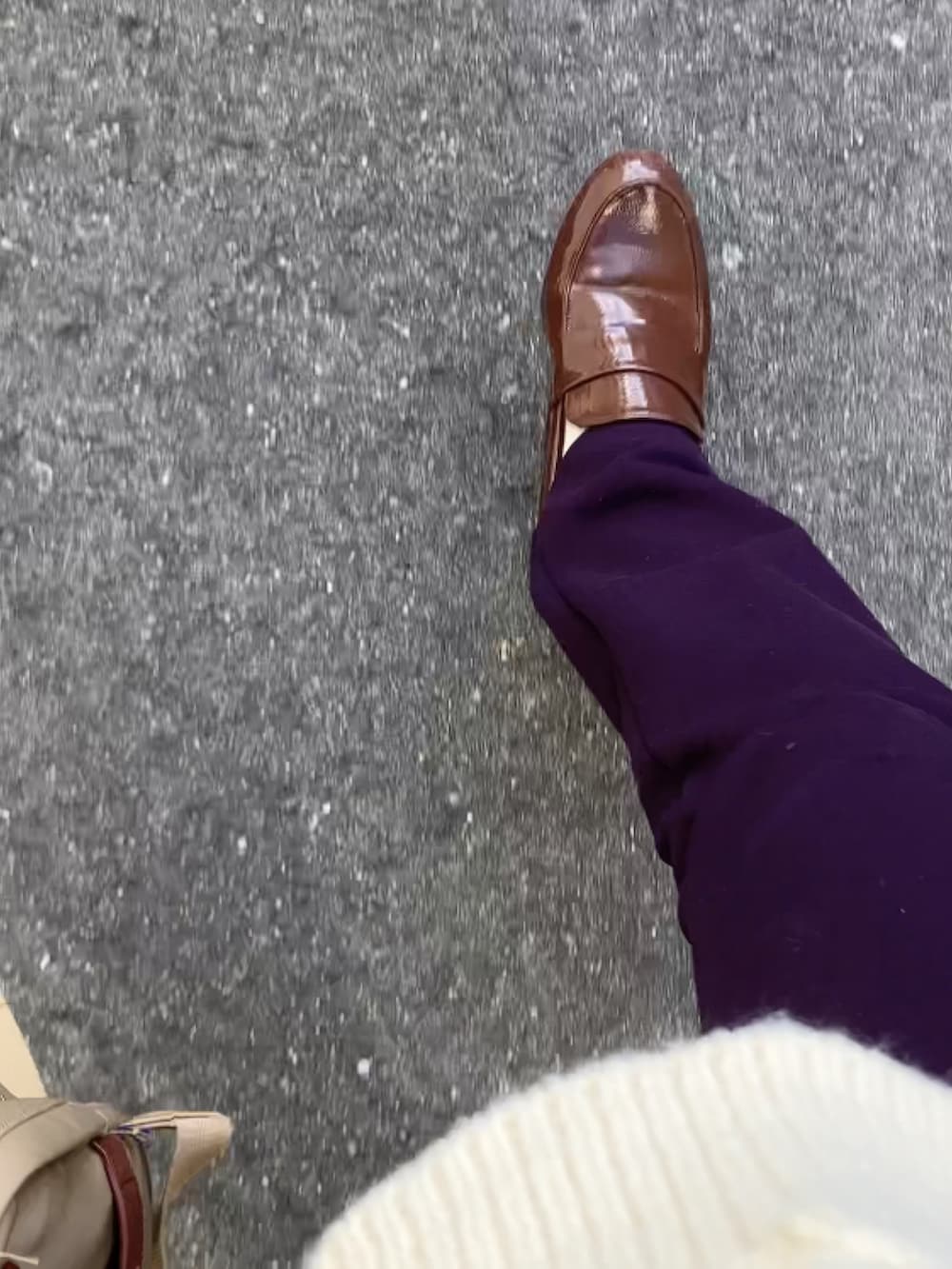 ホワイト系のニット/セーター、パープル系のパンツ、ブラック系のシューズを着用したレディースの秋コーディネートの3枚目の写真