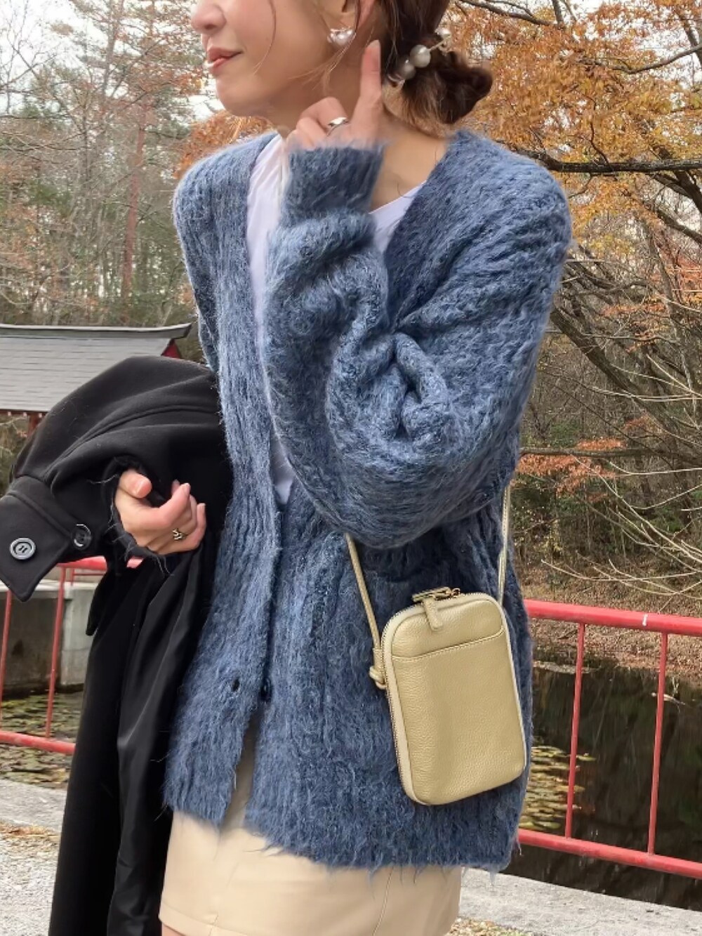 ブルー系のカーディガン/ボレロ、ホワイト系のTシャツ/カットソー、ホワイト系のスカートを着用したレディースの冬コーディネートの3枚目の写真