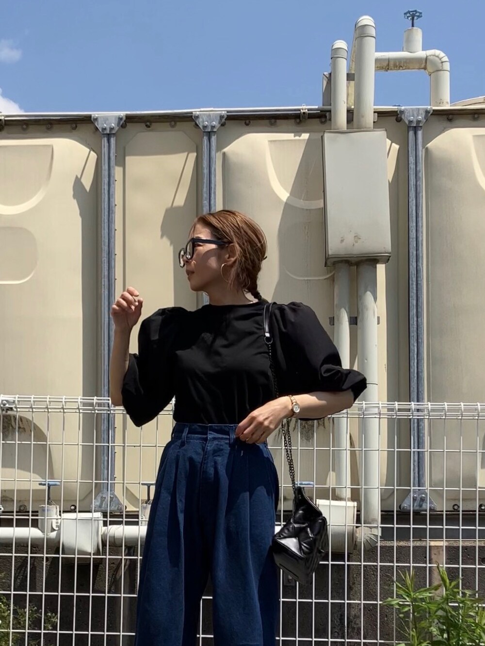 ブラック系のTシャツ/カットソー、ブルー系のデニムパンツ、ピンク系のサンダルを着用したレディースの春コーディネートの2枚目の写真