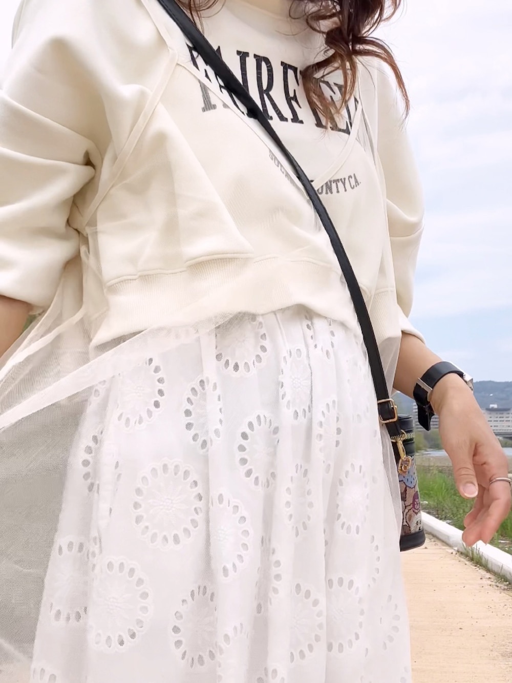 ホワイト系のワンピース、ホワイト系のスウェット、ベージュ系のその他シューズを着用したレディースの春コーディネートの2枚目の写真