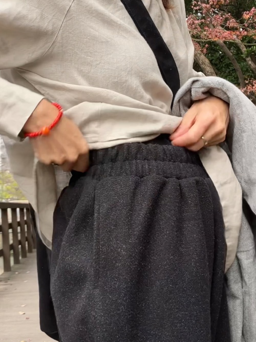 ブラック系のパンツ、ブラック系のジャケット/アウター、ベージュ系のシャツ/ブラウスを着用したレディースの冬コーディネートの4枚目の写真