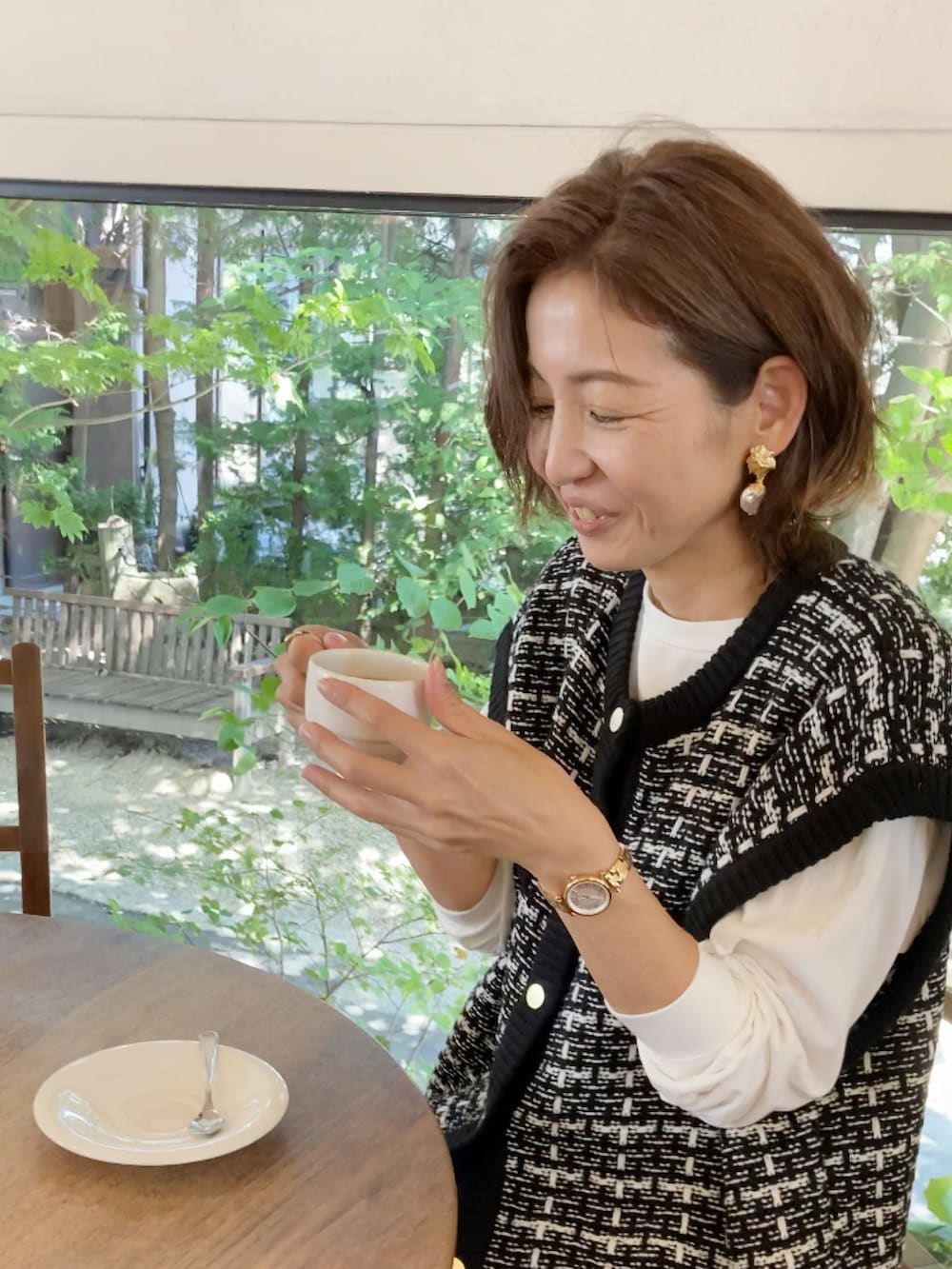 ブラック系のベスト、ブルー系のその他パンツ、ブラック系のハンドバッグを着用したレディースの秋コーディネートの3枚目の写真