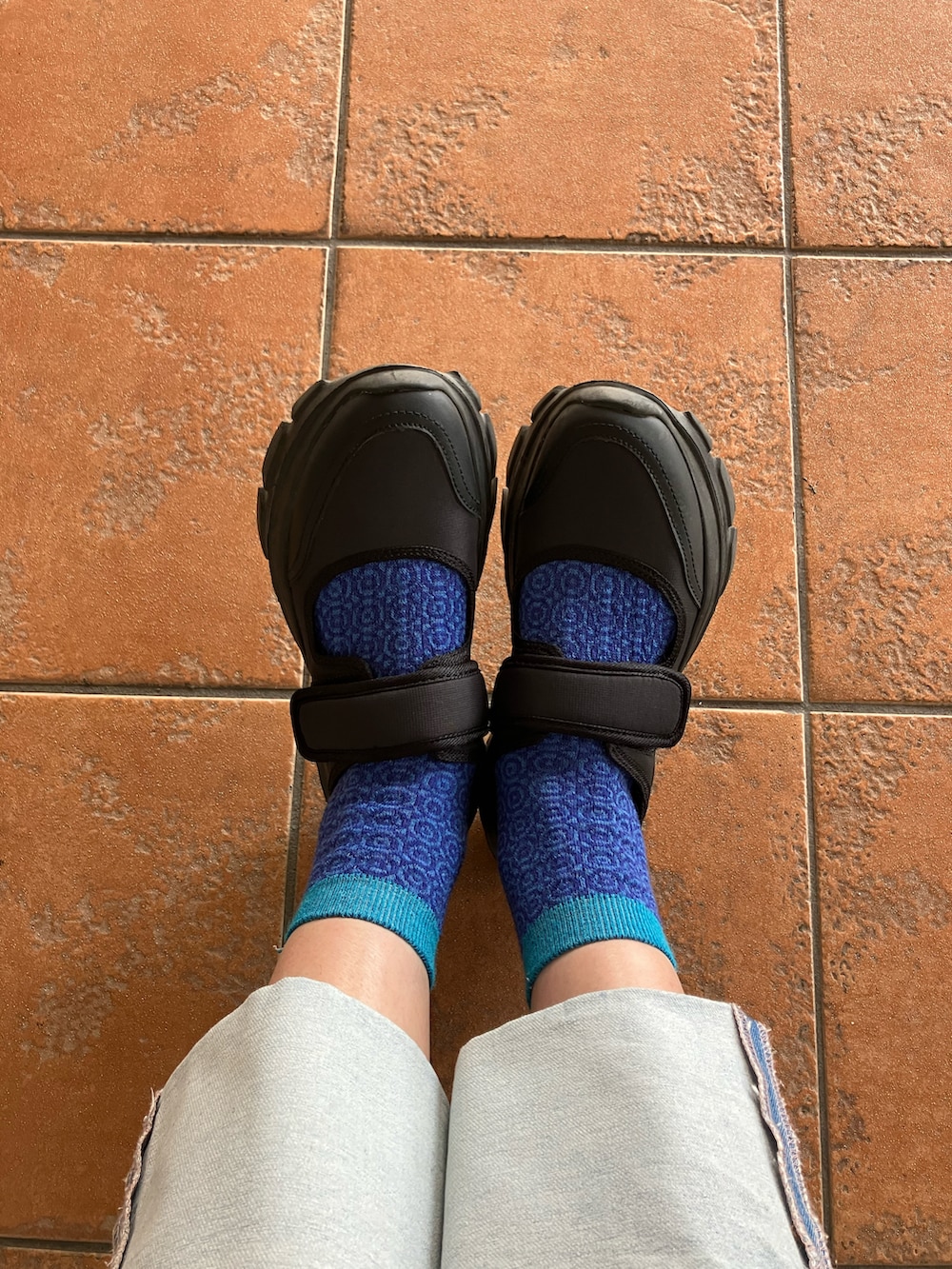 ホワイト系のスウェット、ブルー系のデニムパンツ、グリーン系のショルダーバッグを着用したレディースの春コーディネートの4枚目の写真