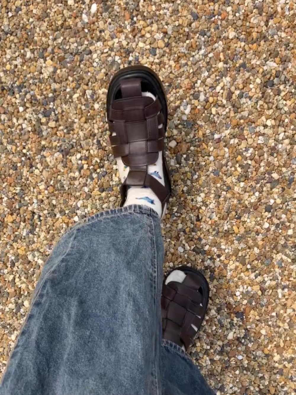 ブラック系のTシャツ/カットソー、ブラウン系のバッグ、ベージュ系のキャップを着用したレディースの夏コーディネートの3枚目の写真