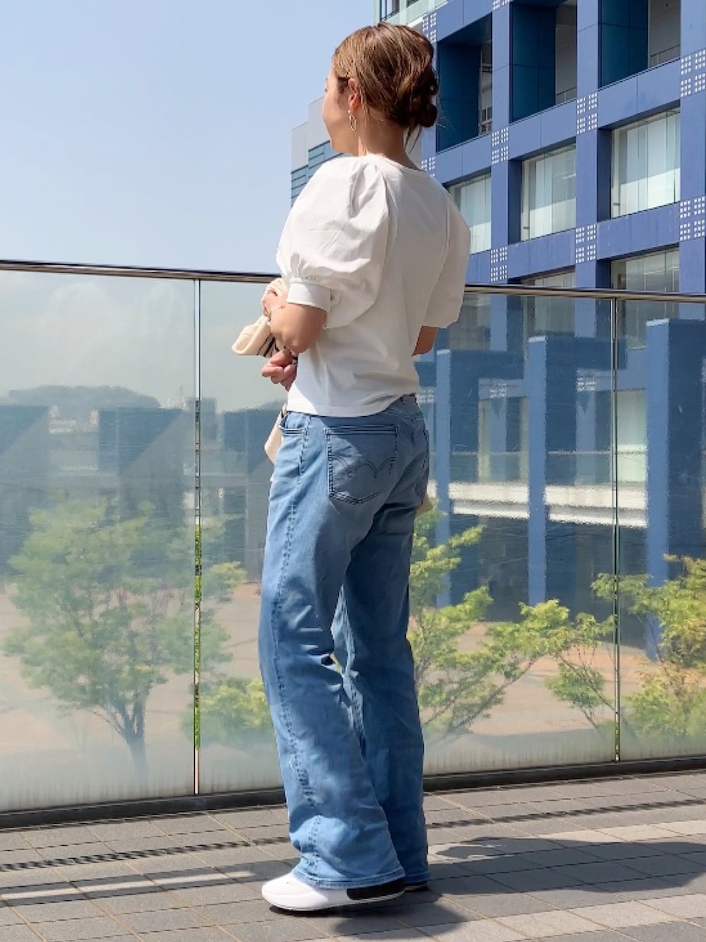 ホワイト系のTシャツ/カットソー、ブルー系のデニムパンツ、ブルー系のカーディガン/ボレロを着用したレディースの春コーディネートの2枚目の写真