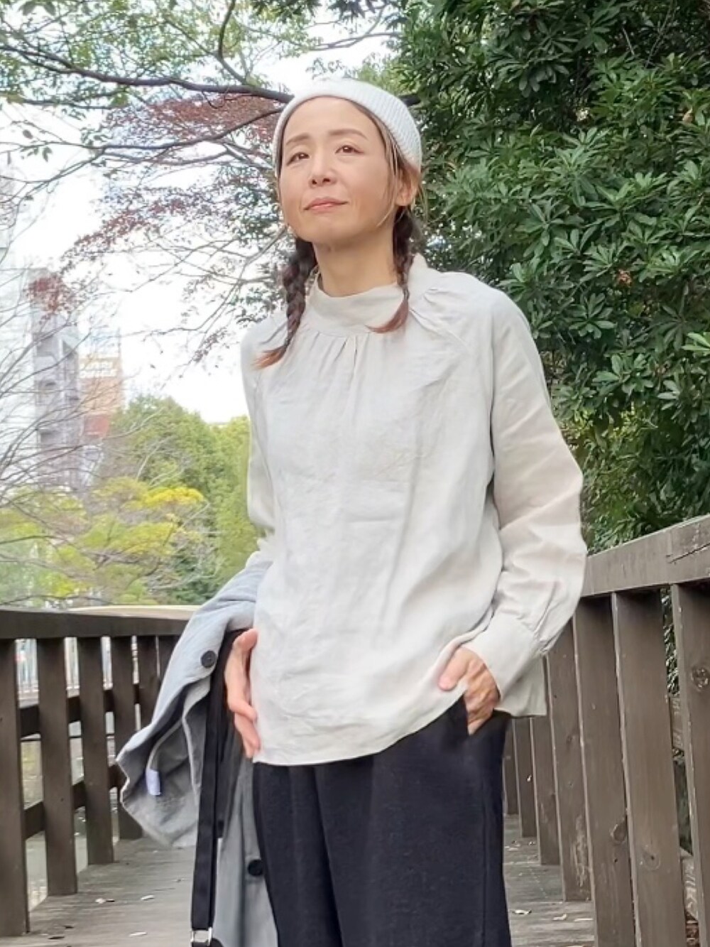 ブラック系のパンツ、ブラック系のジャケット/アウター、ベージュ系のシャツ/ブラウスを着用したレディースの冬コーディネートの3枚目の写真