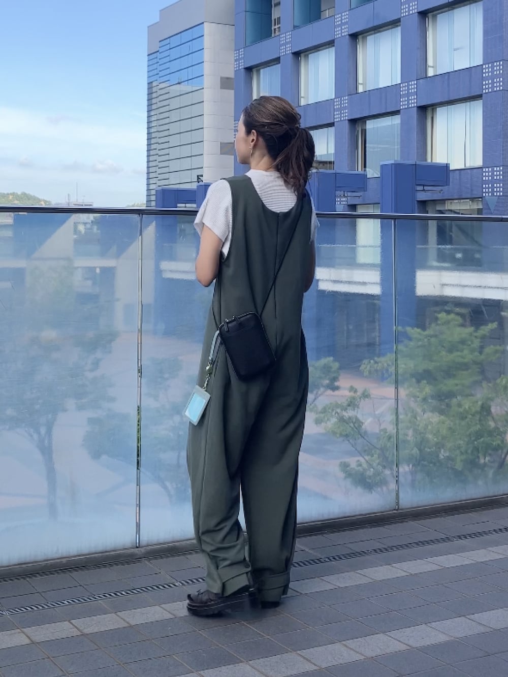 「オールインワン、サロペット、apretro、スマホショルダー、rickers、柄ソックス、Sockwell、40代ファッション、アラフィフ」｜「ap retroのZIPあきルーズサロペット（つなぎ/オールインワン、グリーン系）」を使った、まゆみんさん（レディース・160cm）の夏コーディネートの2枚目の写真