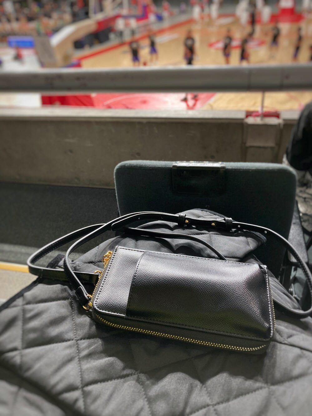 ブラック系のボディバッグ/ウエストポーチ、ブルー系のスウェット、オレンジ系のスカートを着用したレディースの冬コーディネートの4枚目の写真