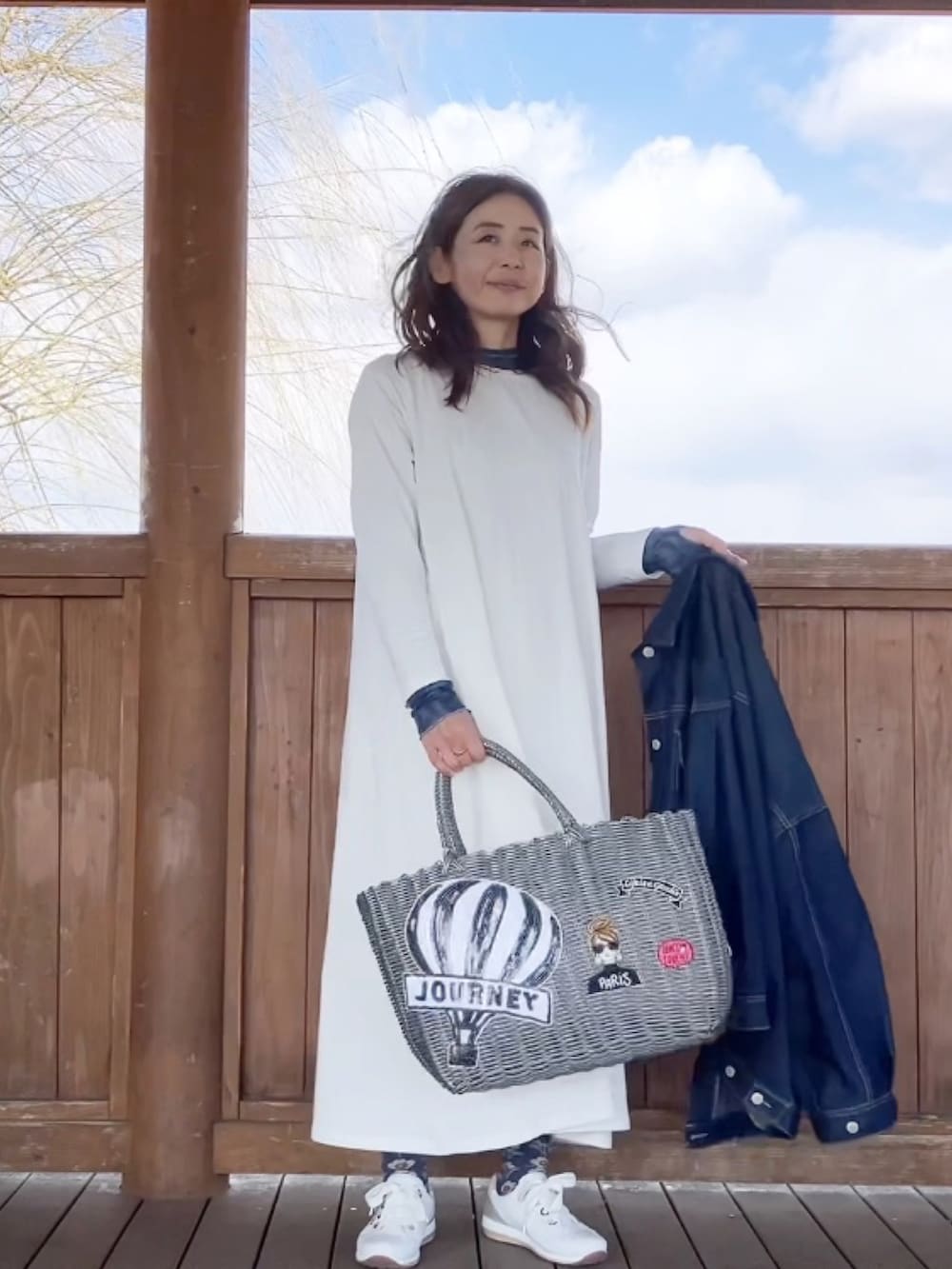 ホワイト系のワンピース、グレー系のバッグ、ブルー系のTシャツ/カットソーを着用したレディースの春コーディネートの2枚目の写真