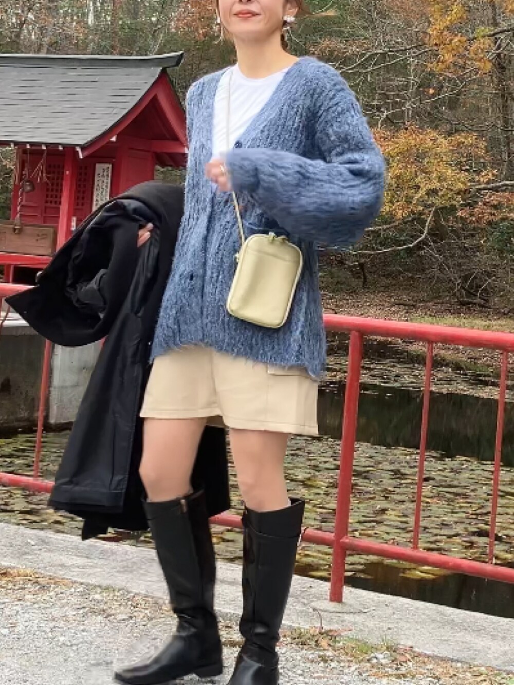 ブルー系のカーディガン/ボレロ、ホワイト系のTシャツ/カットソー、ホワイト系のスカートを着用したレディースの冬コーディネートの2枚目の写真