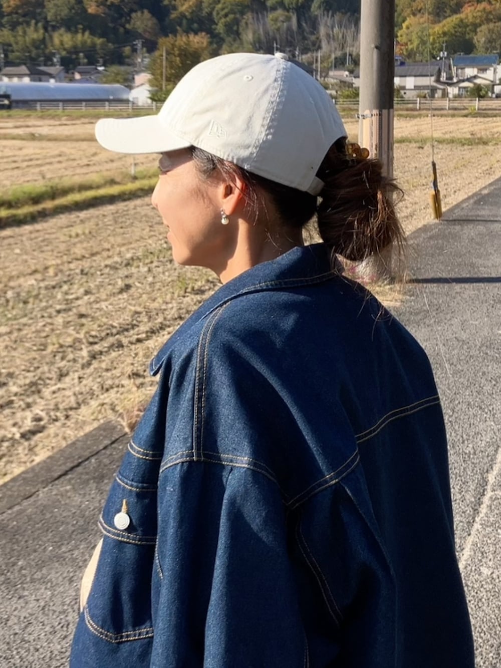 その他のショルダーバッグ、ベージュ系のキャップを着用したレディースの秋コーディネートの2枚目の写真