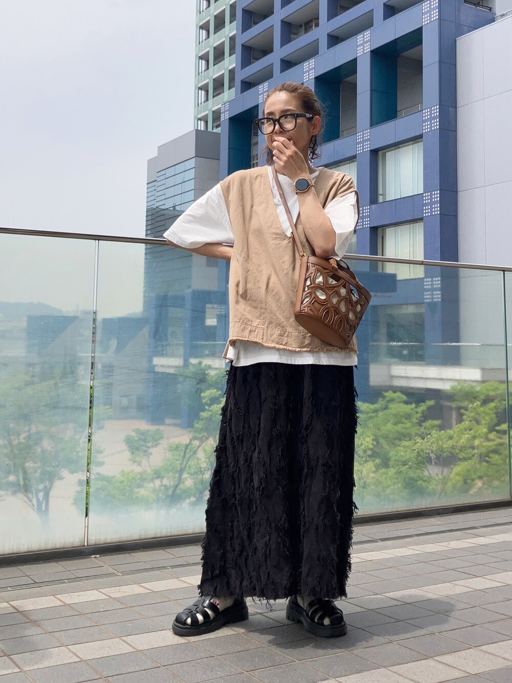 「大人カジュアル、apretro、ベスト、Tシャツ、ロングスカート、柄ソックス、Sockwell、着圧ソックス、40代ファッション、アラフィフ」｜「ap retroのディープVネックポケット付きベスト（ベスト、ベージュ系）」を使った、まゆみんさん（レディース・160cm）の春コーディネートの4枚目の写真