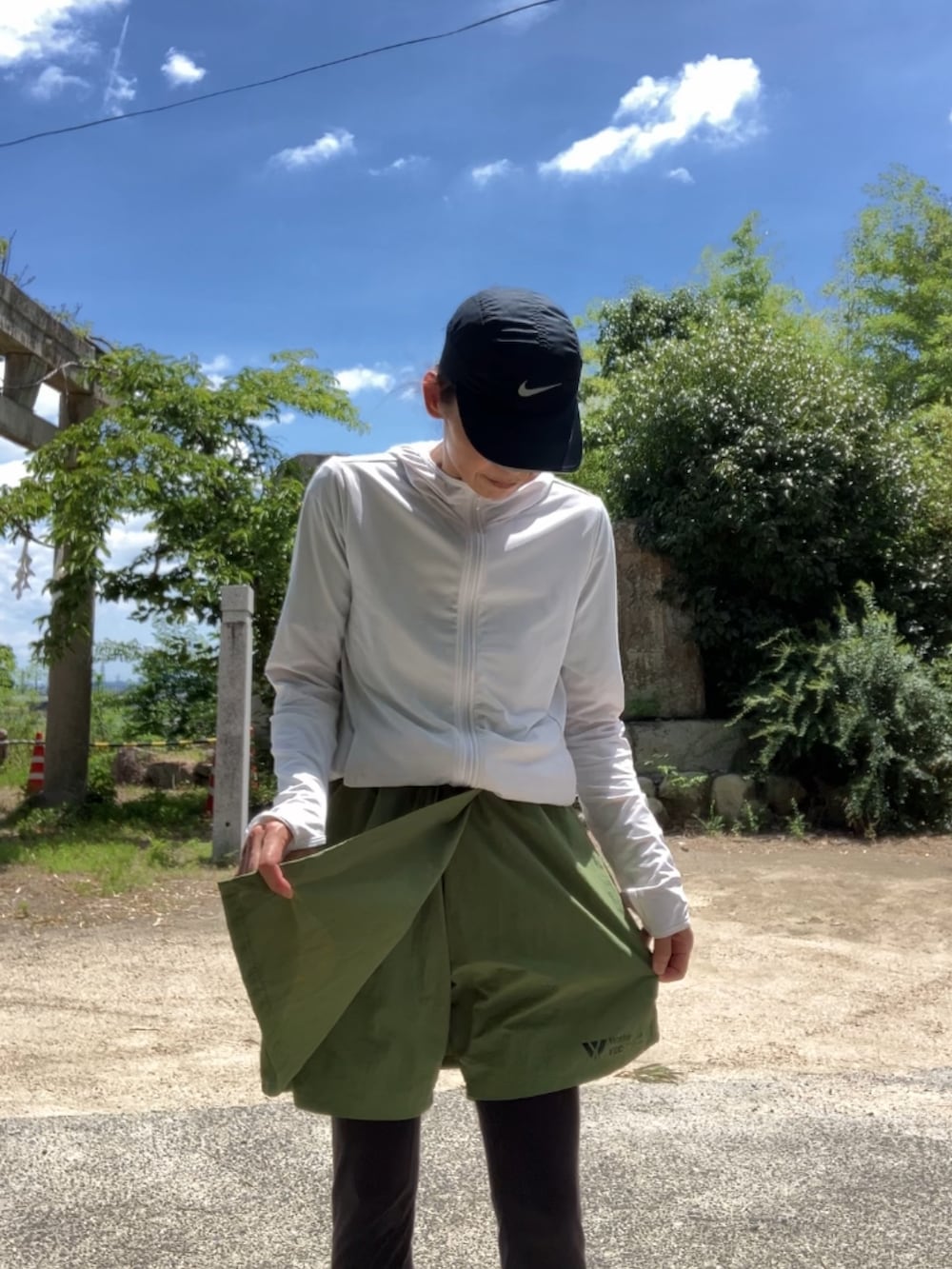 グリーン系のスカート、グリーン系のスニーカーを着用したレディースの夏コーディネートの2枚目の写真