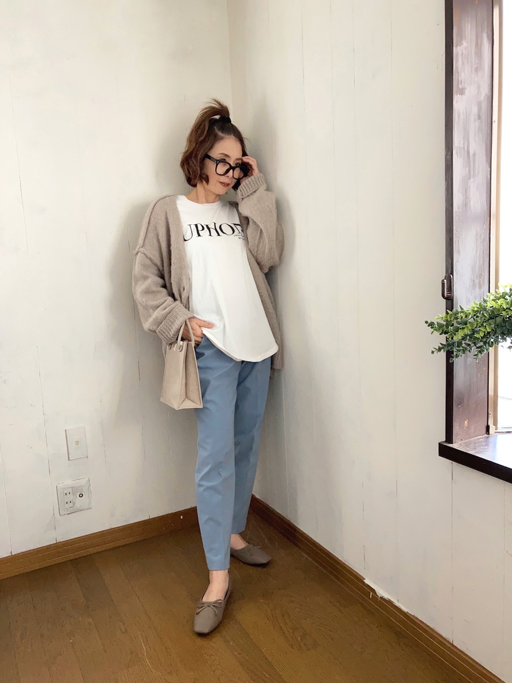 ブラック系のTシャツ/カットソー、ベージュ系のカーディガン/ボレロ、ブルー系のその他パンツを着用したレディースの冬コーディネートの2枚目の写真