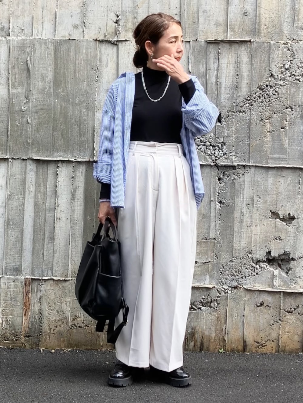 ホワイト系のその他パンツ、ブルー系のシャツ/ブラウス、ブラック系のトップスを着用したレディースの冬コーディネートの3枚目の写真