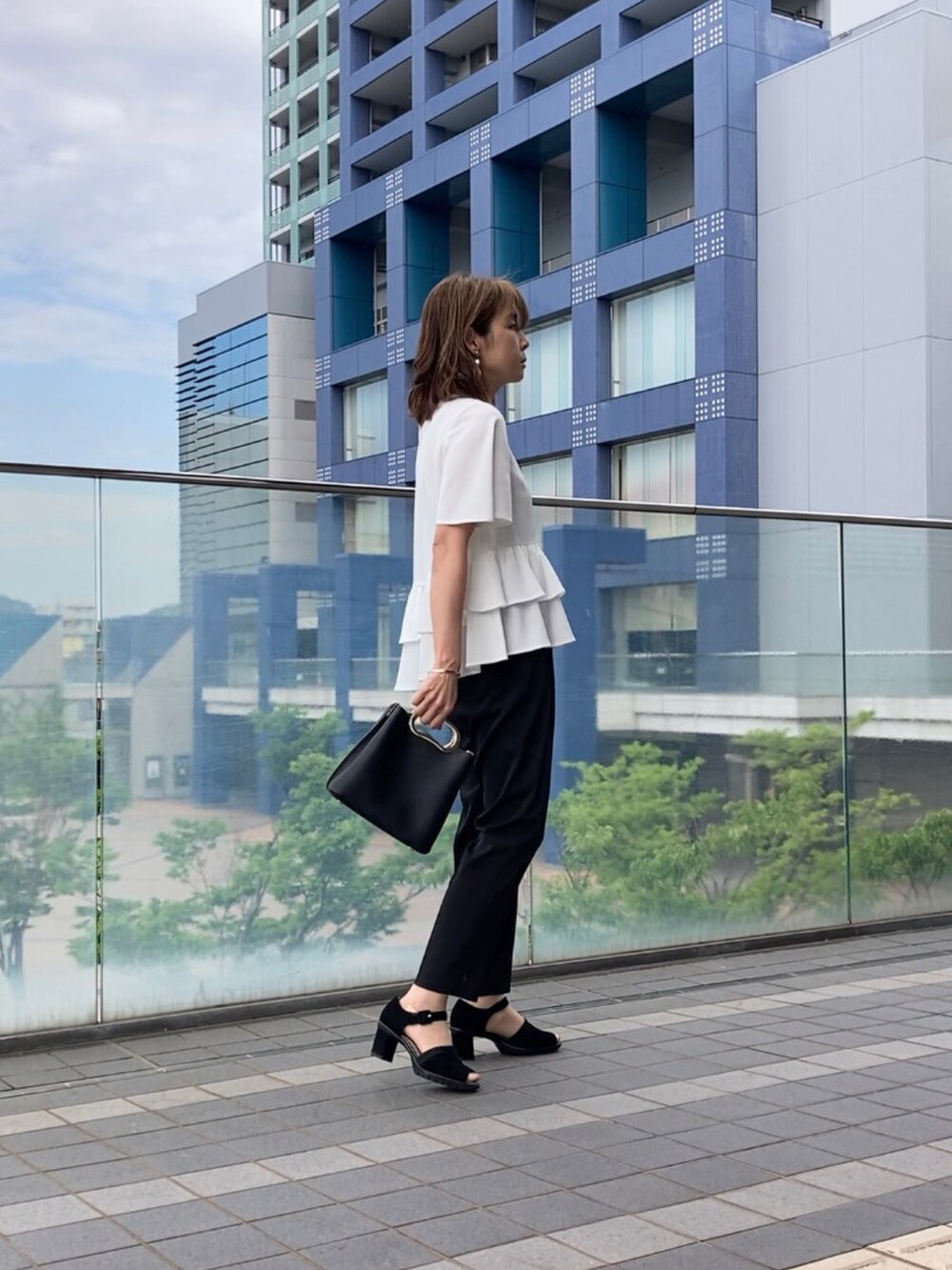 「セットアップ、ティアード、テーパードパンツ、ホワイトジョーラ、WHITE JOOLA、fitfit、salon de ruban」｜「WHITE JOOLAの【洗濯機で洗える！・WEB限定】フレアー半袖ティアードブラウス＆センタープレス入りテーパードパンツ2点セットアップ（スーツセット、ホワイト系）」を使った、まゆみんさん（レディース・160cm）の春コーディネートの5枚目の写真