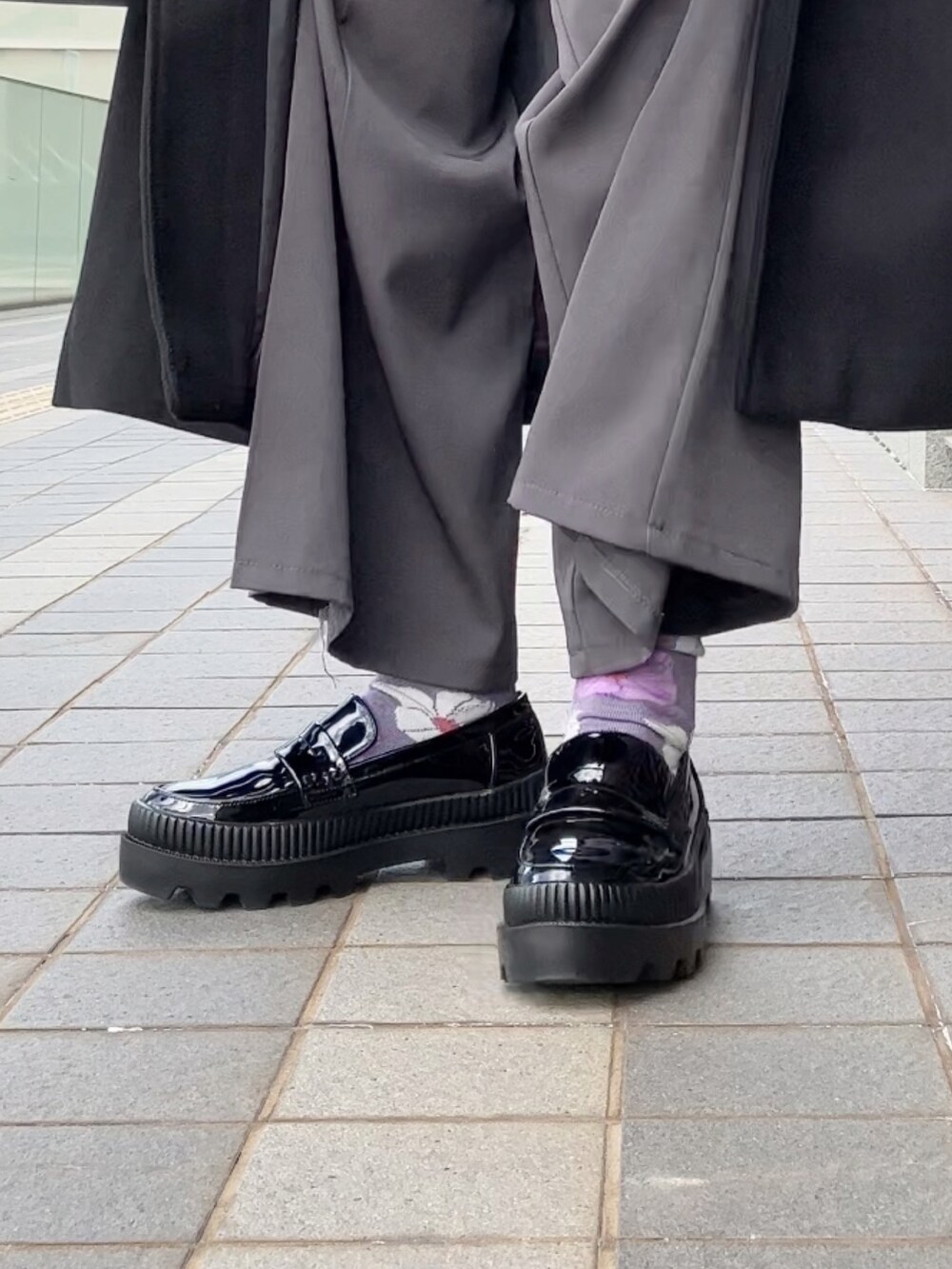 グレー系のカーディガン/ボレロ、ブラック系のステンカラーコート、グレー系のその他パンツを着用したレディースの冬コーディネートの3枚目の写真