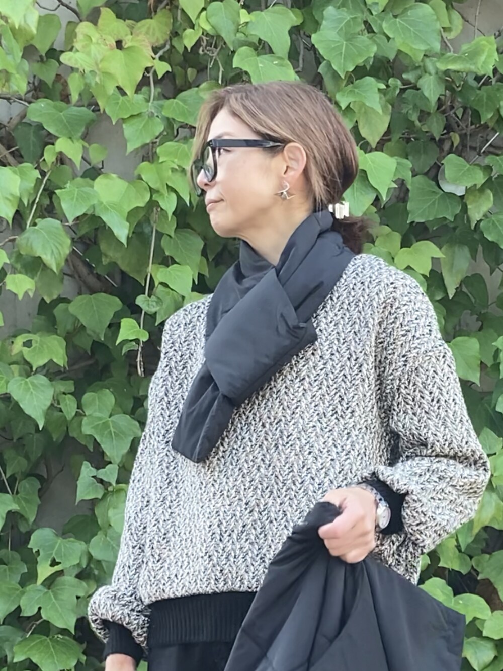 ブラック系のダウンジャケット/コート、ベージュ系のその他トップス、ブラック系のデニムパンツを着用したレディースの秋コーディネートの2枚目の写真