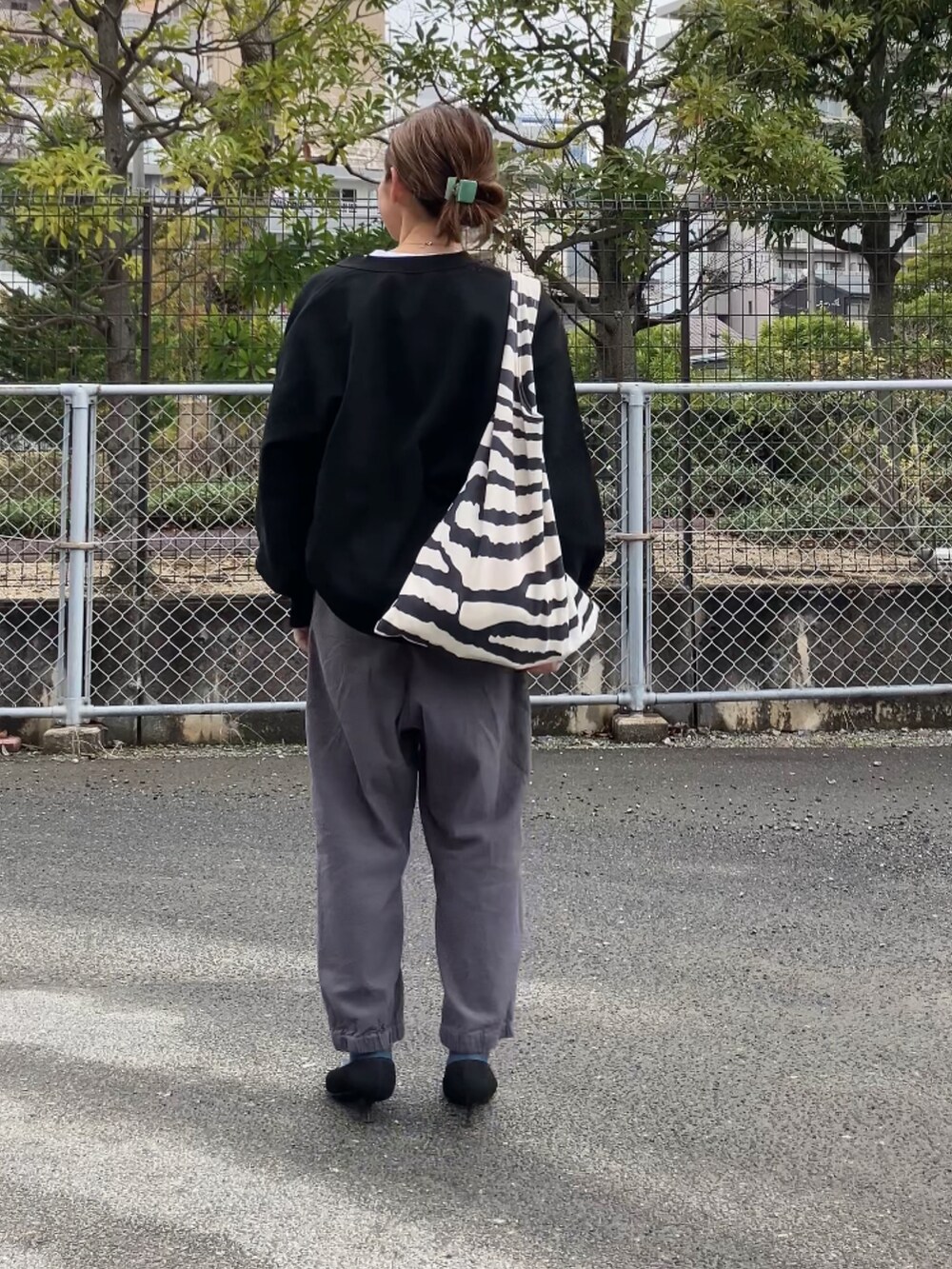 グレー系のパンツ、ホワイト系のTシャツ/カットソー、ブルー系のソックス/靴下を着用したレディースの冬コーディネートの2枚目の写真