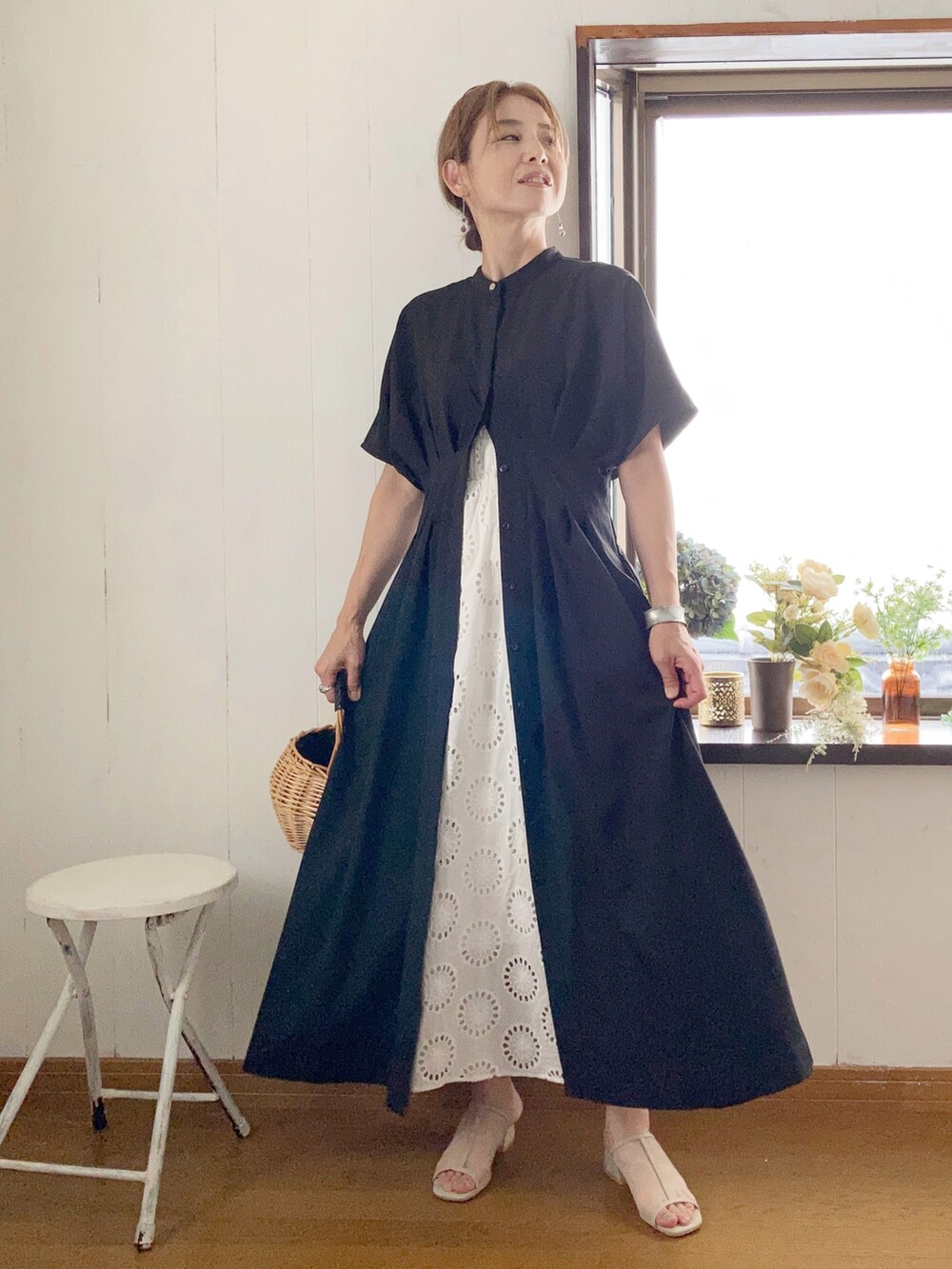 ブラック系のワンピース、ホワイト系のワンピース/ドレス、ベージュ系のサンダルを着用したレディースの夏コーディネートの2枚目の写真