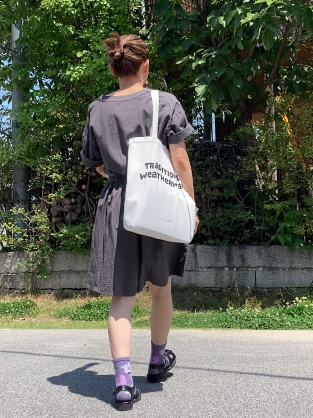 グレー系のシャツ/ブラウス、グリーン系のその他パンツ、ブラック系のサンダルを着用したレディースの夏コーディネートの5枚目の写真