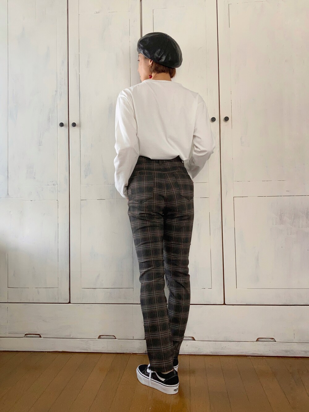 ブラック系のパンツ、ブラック系のTシャツ/カットソー、ブラック系のカーディガン/ボレロを着用したレディースの秋コーディネートの4枚目の写真