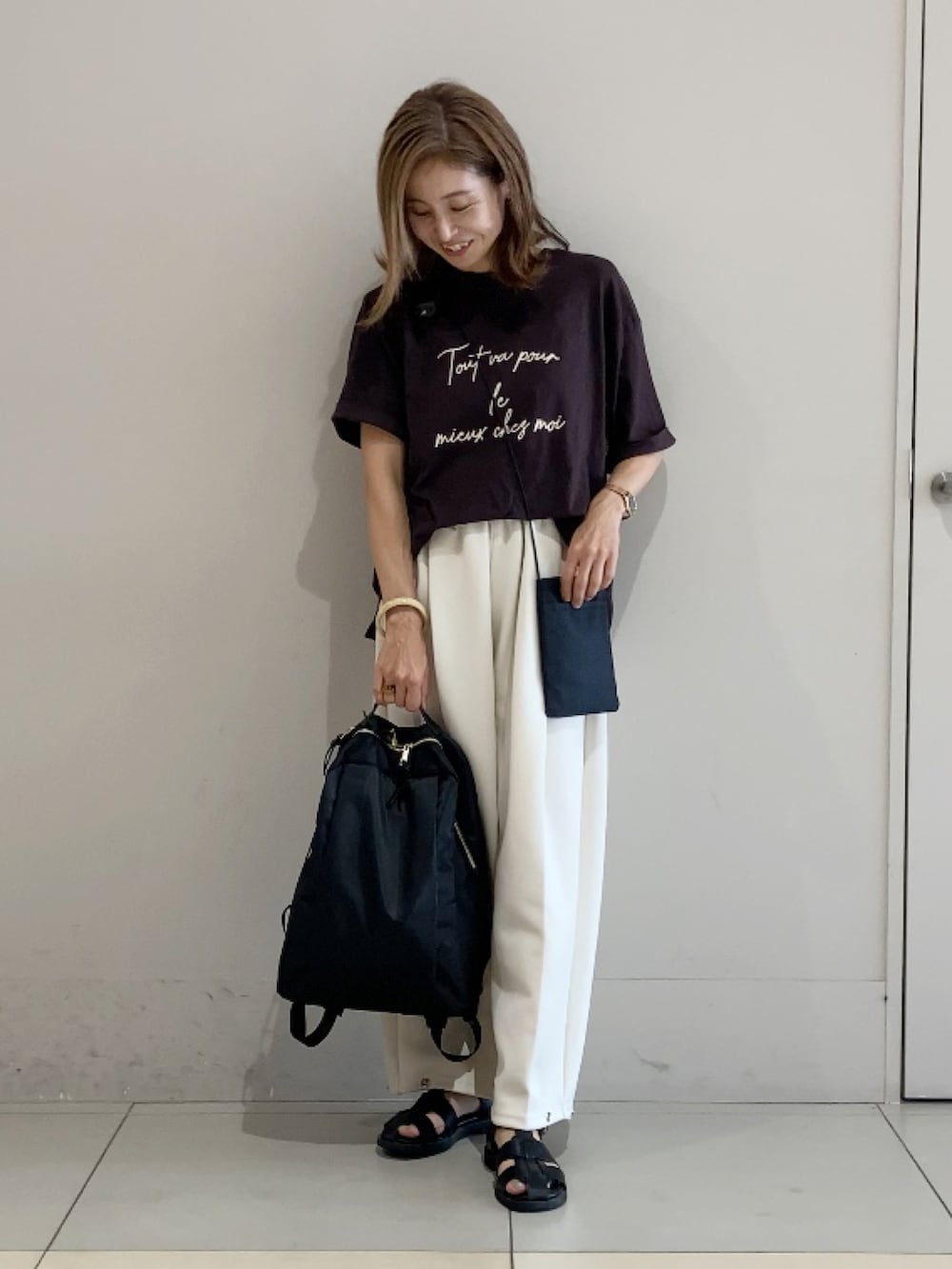 ブラウン系のTシャツ/カットソー、ホワイト系のその他パンツ、ブラック系のサンダルを着用したレディースの夏コーディネートの3枚目の写真